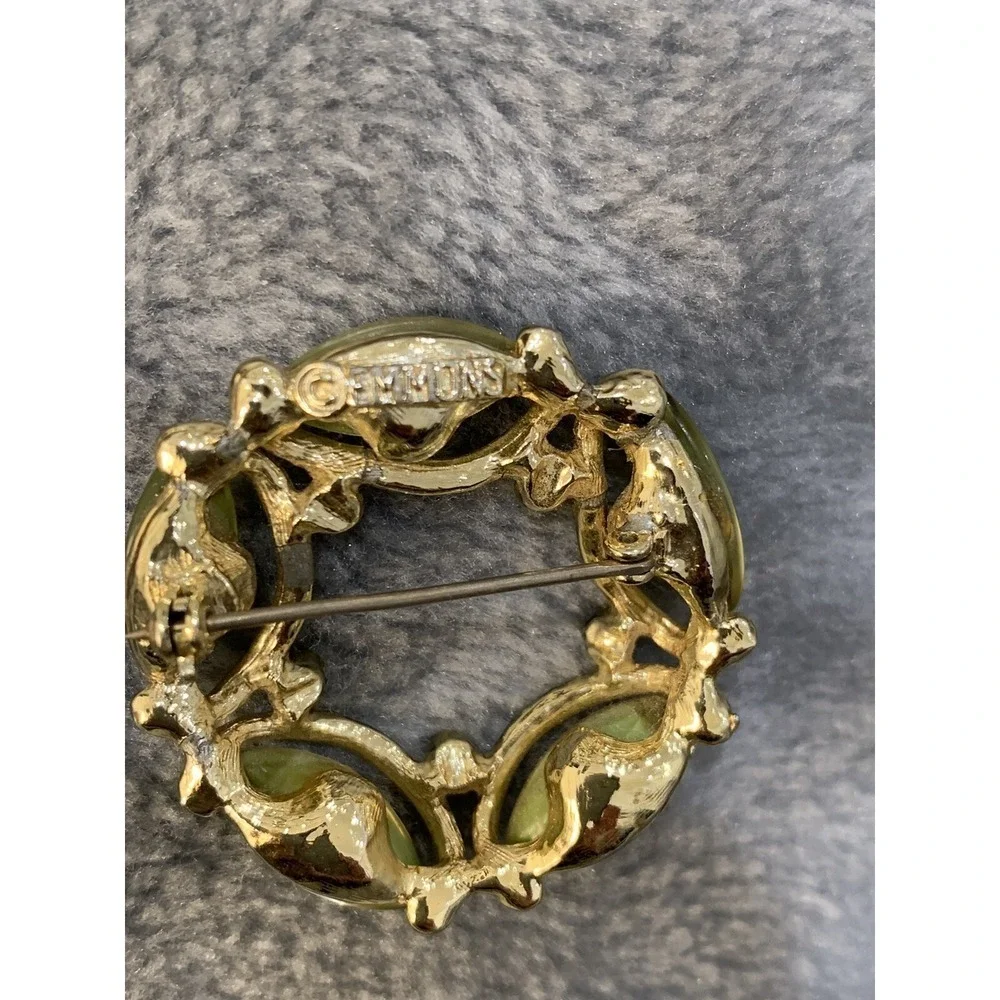 Emmons Vintage 1950s Gold With Green Cabochons Circle Wreath Brooch‎ Lapel Pin